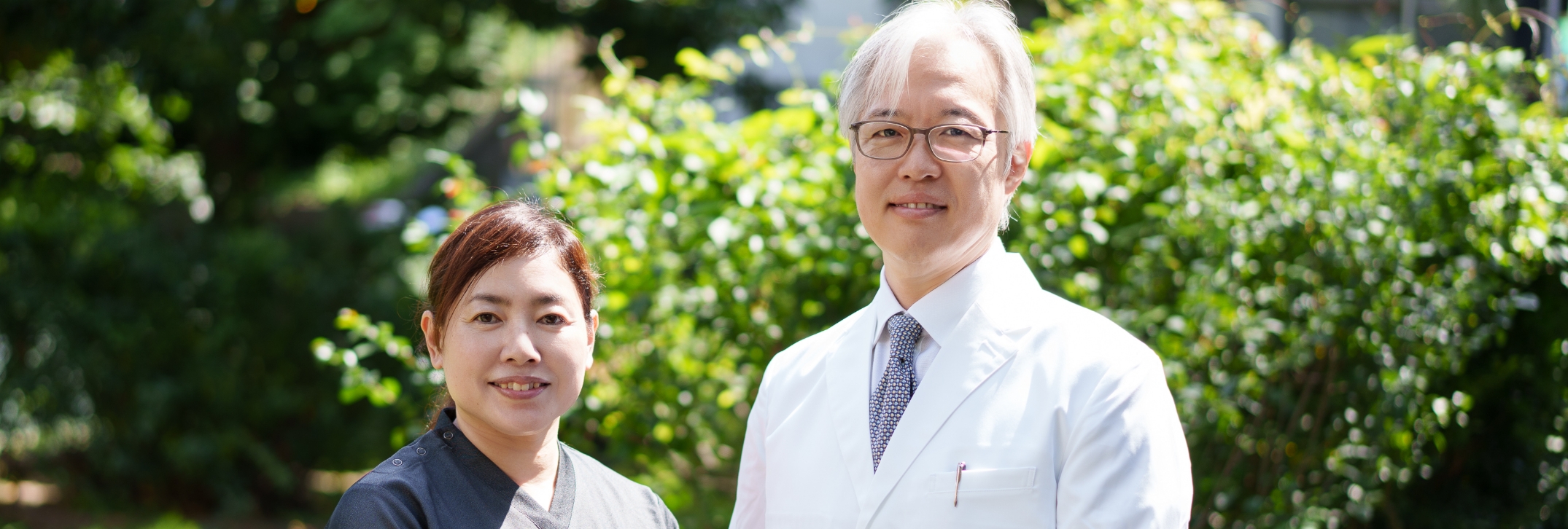 笑顔で向き合う医療スタッフ