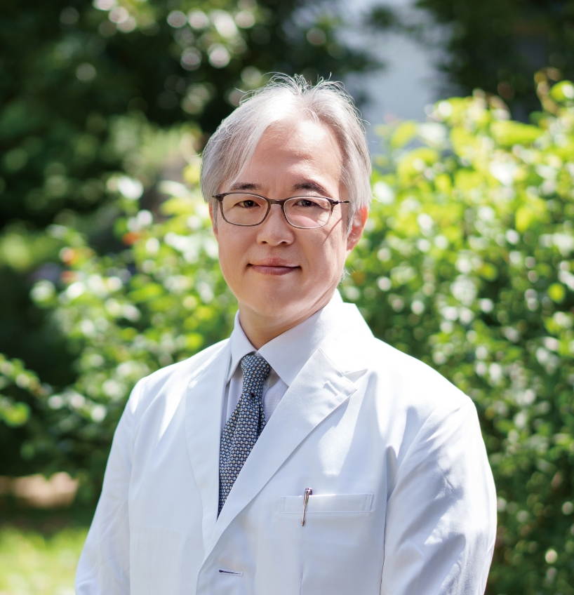 白衣を着た院長