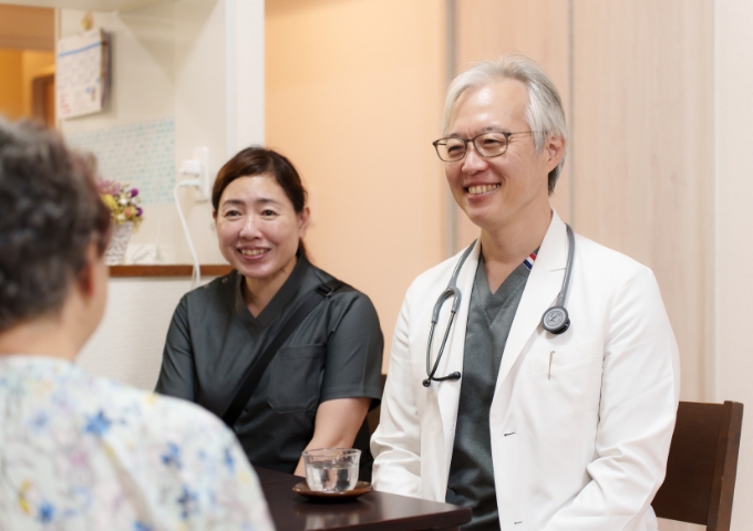 患者さまと家族が笑顔で会話する様子