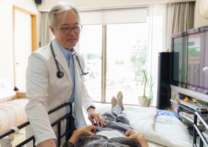 看護師が笑顔で立つ様子