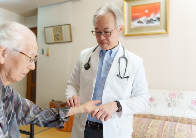 医師が笑顔で立つ様子