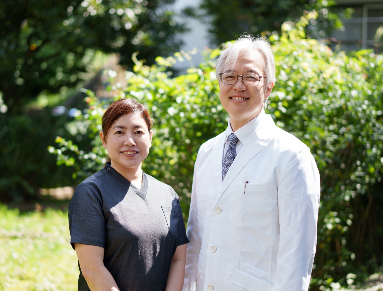 医療スタッフが笑顔で立つ様子
